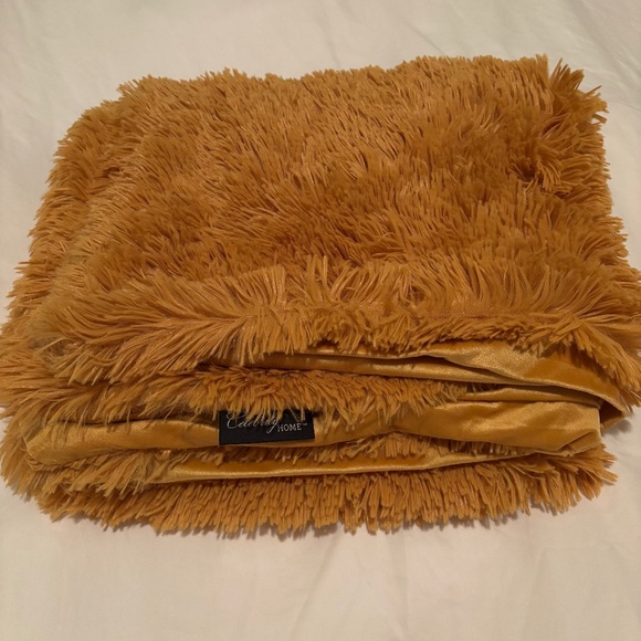 Celebrity Home Plush Throw Blanket - Picture 1 of 3